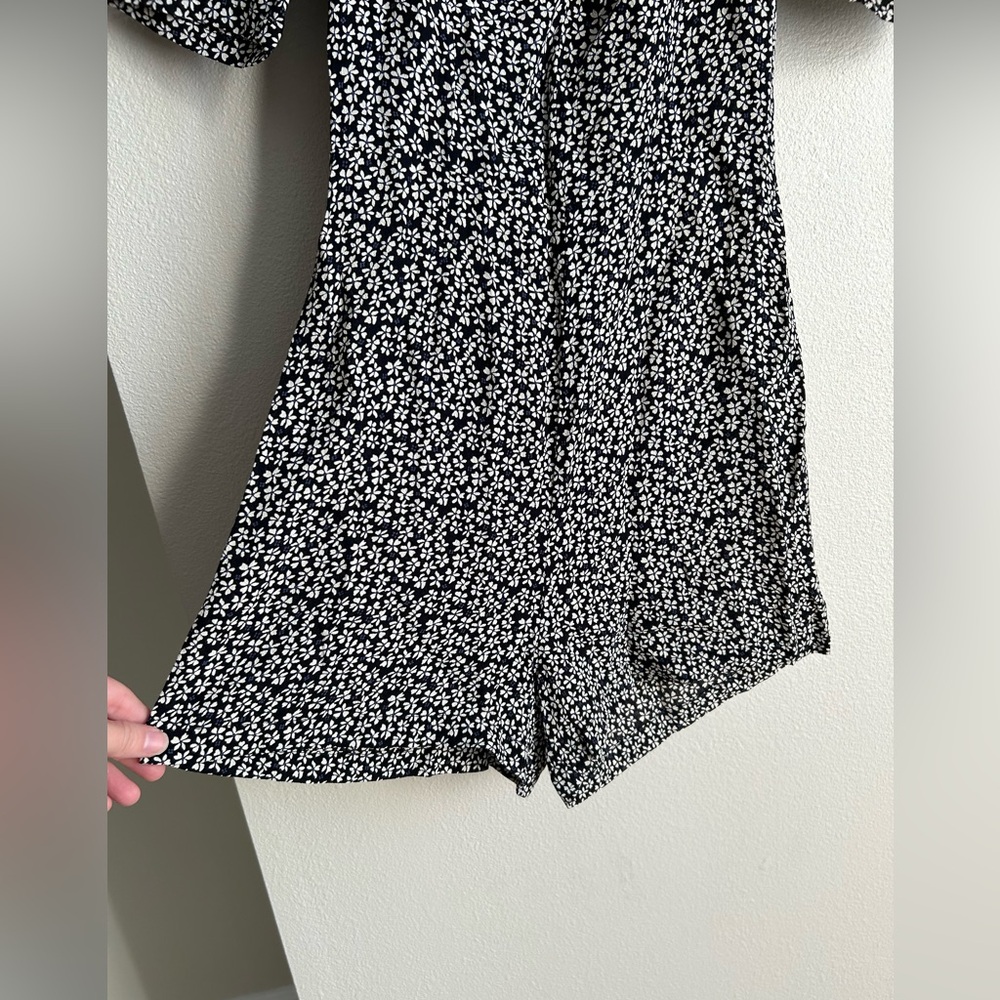 Reformation Black and White Floral Romper with Shoulder Pads 100% Viscose Size 0 - Picture 2 of 5
